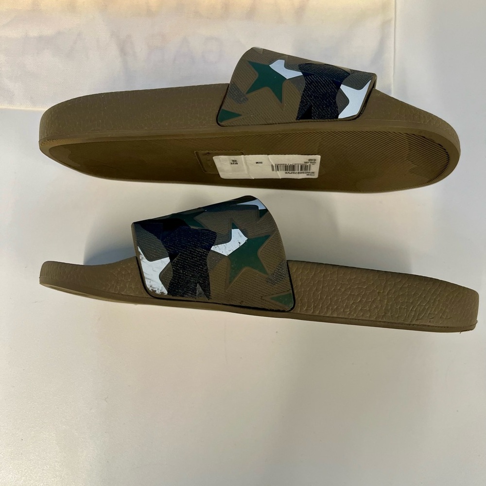 NWT - Valentino Garavani Women Green Camouflage Star Print Slides - Size 39 EU - Picture 2 of 9
